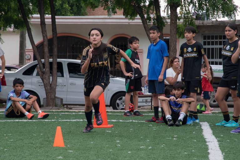 Pequeñines disfrutan de jornada deportiva Imdec en el sector Los Ángeles de Culiacán