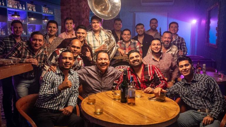 La Original Banda El Limón y Julio Preciado se unen para grabar Traguitos de licor.