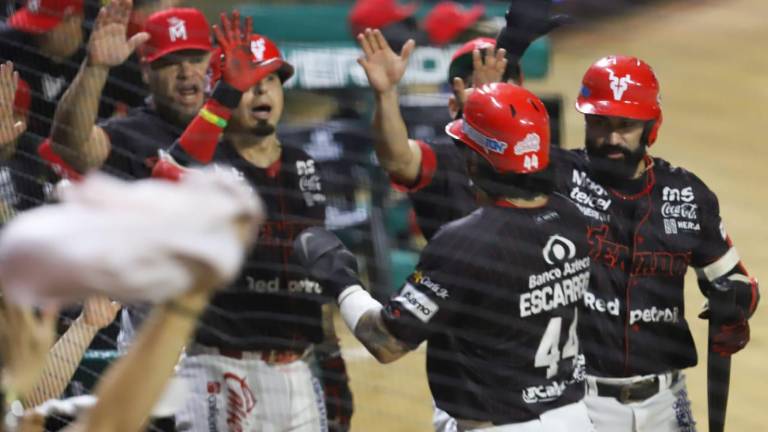 Christopher Escárrega es felicitado en el dugout de Venados de Mazatlán.