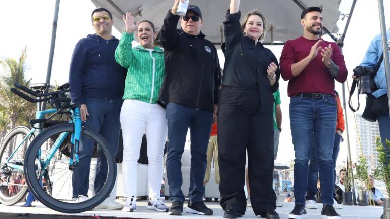 Amado Guzmán Reynaud, Mayte Apodaca de González, Édgar González, Eneyda Rocha y Julio César Cascajarez, emitieron el cornetazo de salida del Triatlón Astri Internacional Mazatlán 2023.