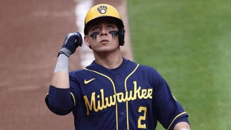 Luis Urías se fue para la calle por los Cerveceros de Milwaukee.