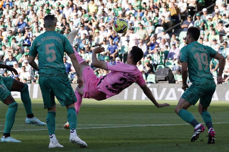 César Montes anota de chilena su primer gol en España (VIDEO)