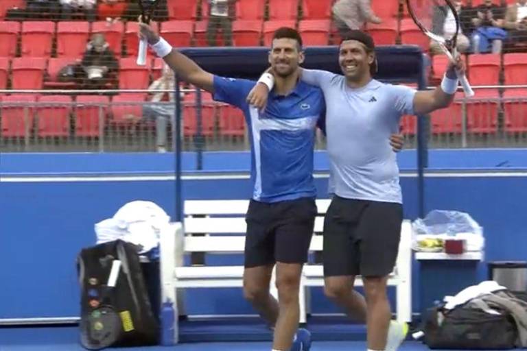 Verdasco gana en dobles con Djokovic y aplaza su retirada
