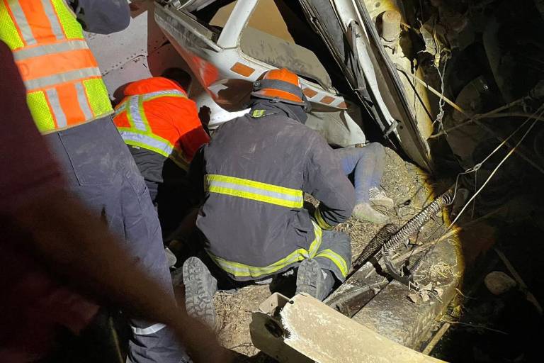 Torton vuelca en Elota; rescatan a pareja atrapada bajo la cabina