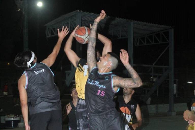 Perla Negra navega hacia la serie por el título en la cancha Casa Hogar