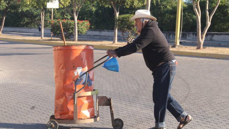 A sus 80 años, Ernesto Cárdenas Martínez sigue limpiando las calles de El Rosario.