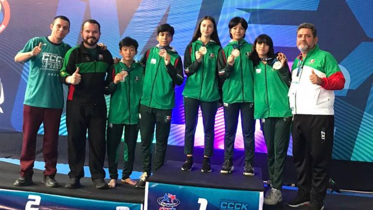 Los karatecas sinaloense muestran con orgullo las preseas ganadas en Oaxtepec, Morelos.