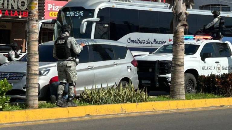 Una persecución encabezada por la Guardia Nacional en Mazatlán culminó con un detenido y el aseguramiento de un vehículo, armas y presunta droga.