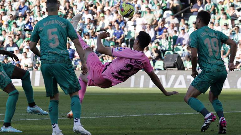 César Montes se luce con golazo de chilena.