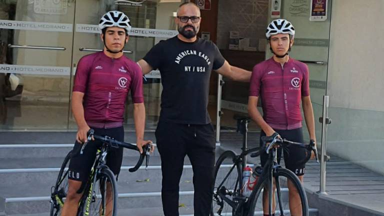 El entrenador José Manuel “Chepe” García junto con sus pupilos, tras la justa en tierras regiomontanas.