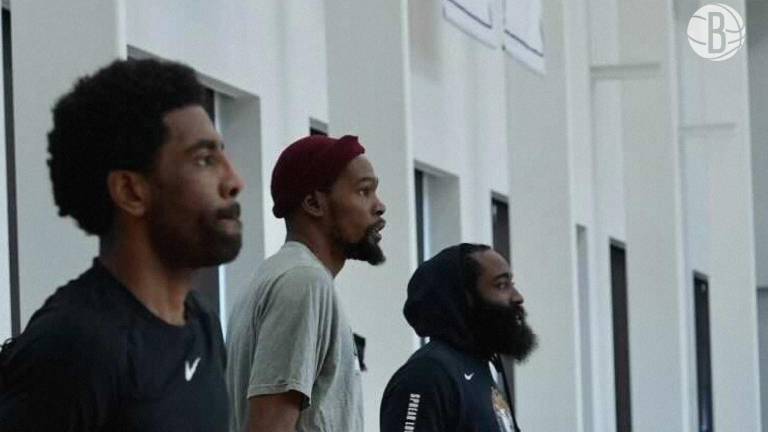 Kyrie Irving, Kevin Durant y James Harden podrían a volver a coincidir en la duela.