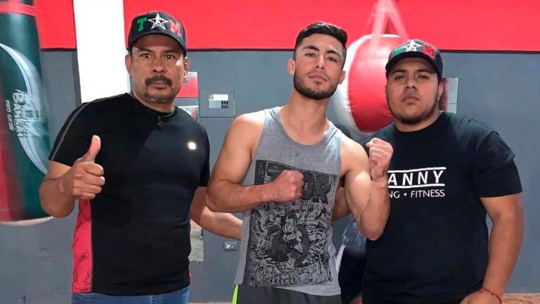 César Partida Villa (centro) se prepara para su combate en Culiacán, del próximo 12 de marzo.