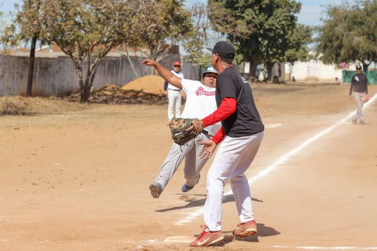 Suspensiones Herrera-100 Botes saca apurado triunfo en la Liga de Beisbol Interna Sabatina 2022