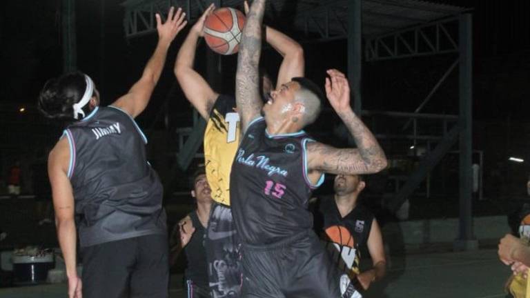 La defensa de Perla Negra se mostró contundente en la cancha Casa Hogar.