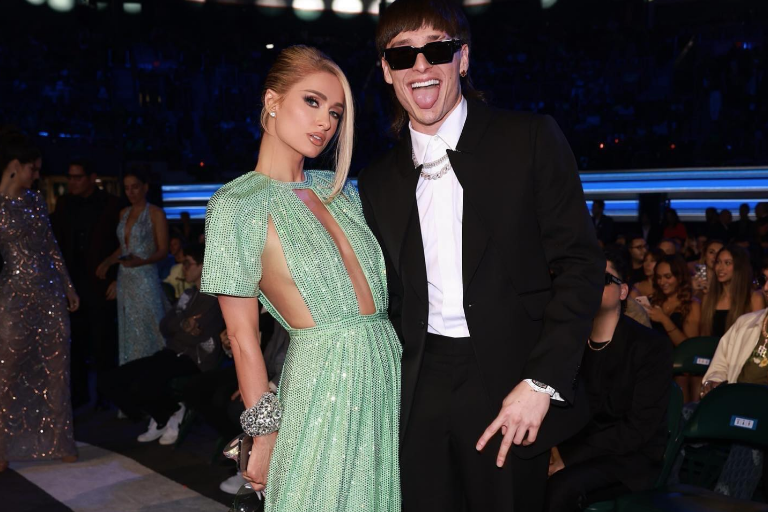 Podrían Paris Hilton y Peso Pluma tener una colaboración musical