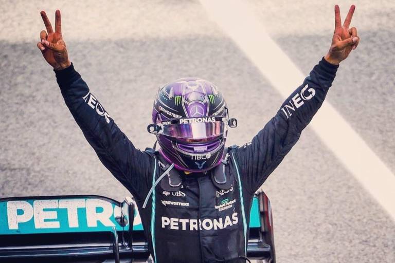 Hamilton reina en el Gran Premio de España; ‘Checo’ termina quinto