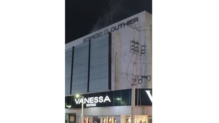 Fue alrededor de las 22:00 horas cuando se reportó la presencia de columnas de humo blanco saliendo desde una de las plantas del edificio.