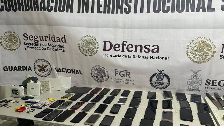 Decomiso de celulares, módems para internet, armas y drogas halladas dentro del Penal de Aguaruto, en Culiacán.