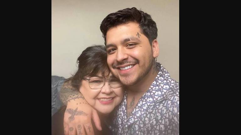 Christian Nodal con su abuela Elena Silvia Jiménez.