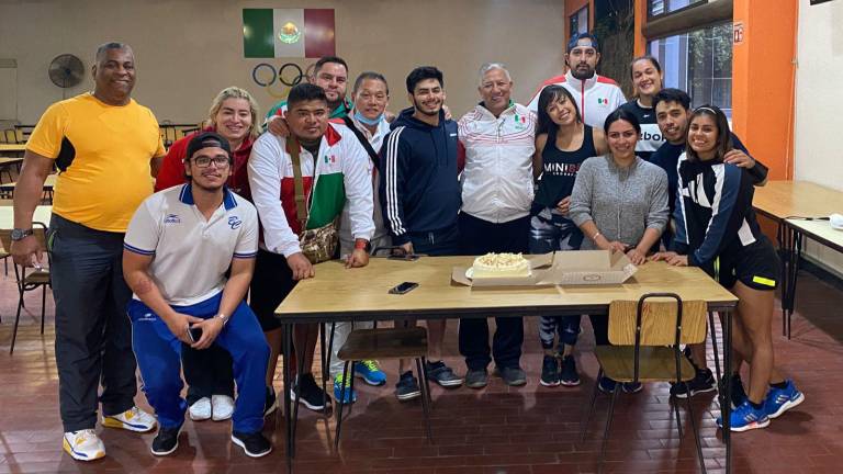 Jorge Huie Molinet con parte de los seleccionados mexicanos de halterofilia.