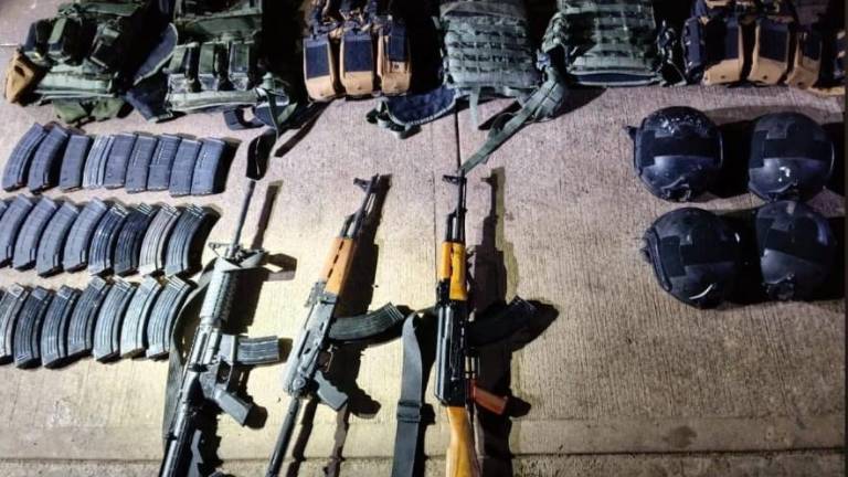 Policías estatales aseguraron dos vehículos con reporte de robo, armas y equipo táctico durante un operativo de vigilancia en la sindicatura de Costa Rica.