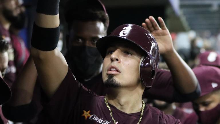 Ramiro Peña es felicitado por sus compañeros tras anotar una de las carreras de Tomateros de Culiacán.