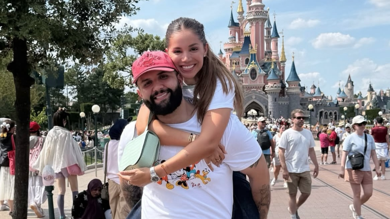 Carín León disfruta de Disney con su familia.