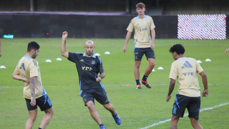 Javier Mascherano dirige el entrenamiento de la Albiceleste.