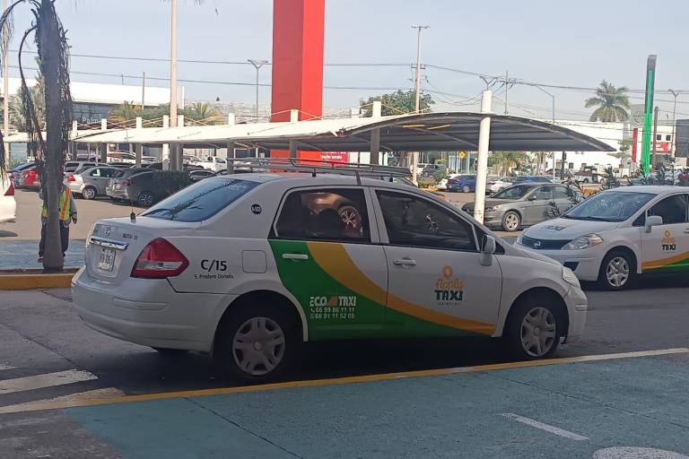 Resienten taxistas de Mazatlán caída de servicio durante las noches
