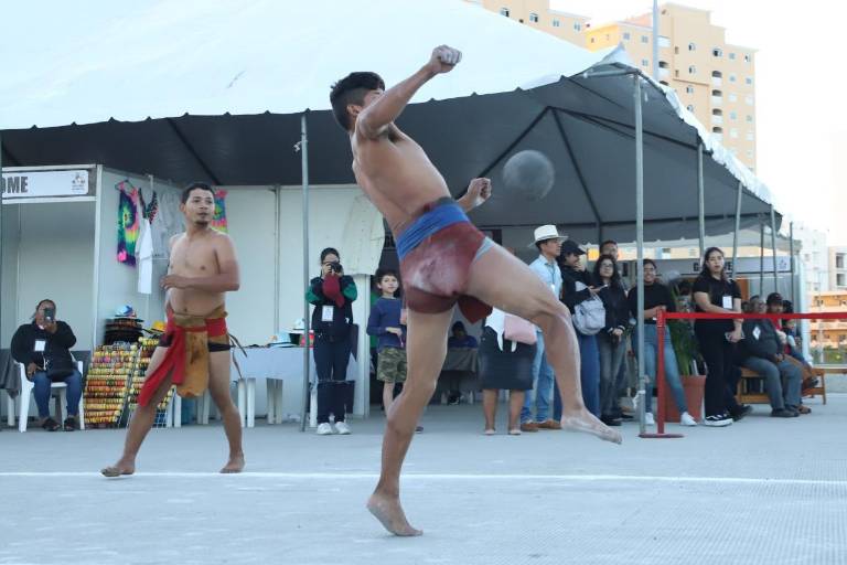 Dan exhibición de Ulama en el Parque Central en Mazatlán