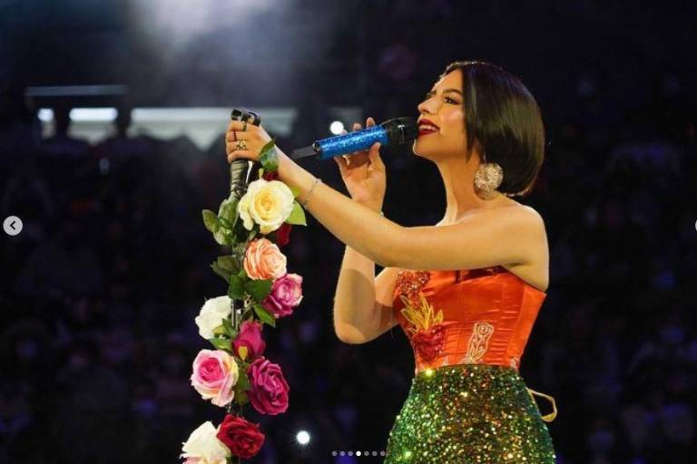Ángela Aguilar triunfa con increíble voz en su primer palenque en solitario