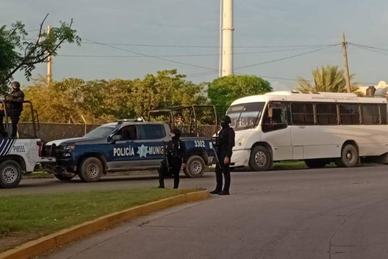 Atacan a balazos a adolescente tras ser bajado de camión urbano en Mazatlán