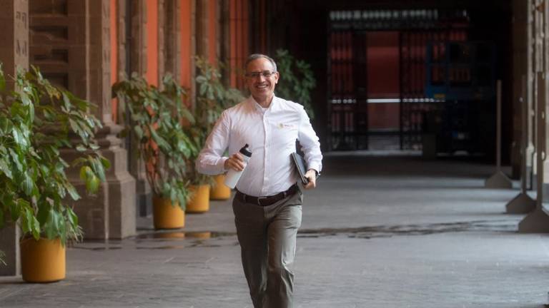 Hugo López-Gatell en los pasillos de Palacio Nacional.