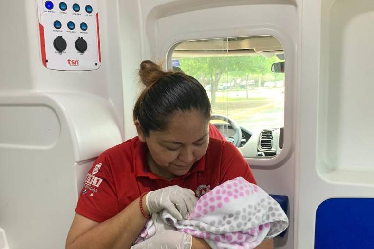 ¡Fue niña! Elementos de PC ayudan en labores de parto a mujer en Mazatlán