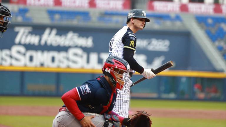 Sultanes saca la escoba en casa.