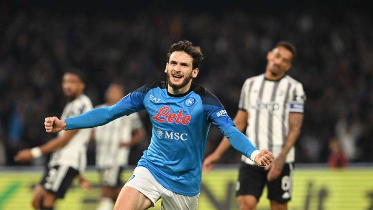 Khvicha Kvaratskhelia festeja su gol.