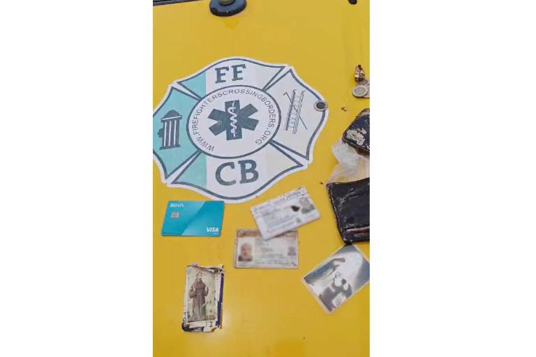 Bomberos de Elota recuperan pertenencias de familia fallecida en accidente en la Culiacán-Mazatlán