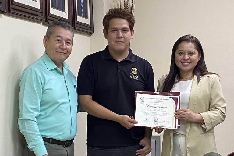 Reconocen a alumnos la UAdeO