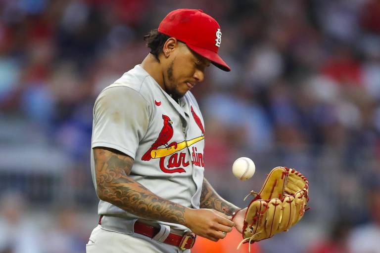 Carlos Martínez es suspendido 85 juegos por violencia doméstica