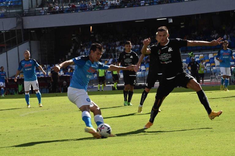 ‘Chucky’ Lozano luce con asistencia en el gol del triunfo del Napoli