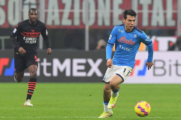 Chucky Lozano y el Napoli sufren para vencer al Milán