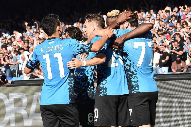 ‘Chucky’ Lozano y Napoli golean y siguen firmes en liderato de la Serie A