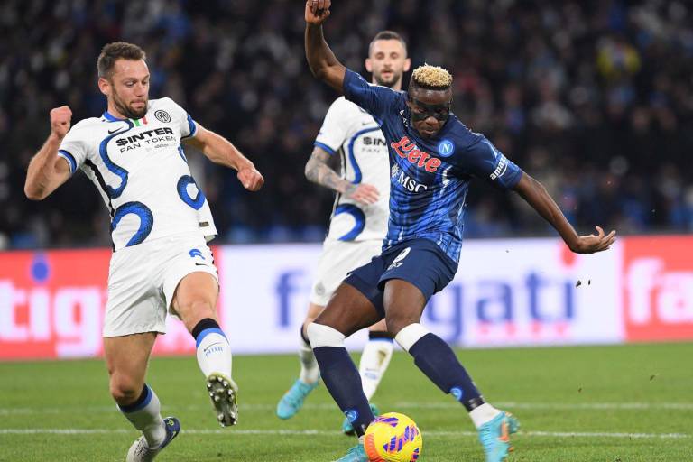 Napoli e Inter de Milán dividen puntos y abren la puerta al Milán