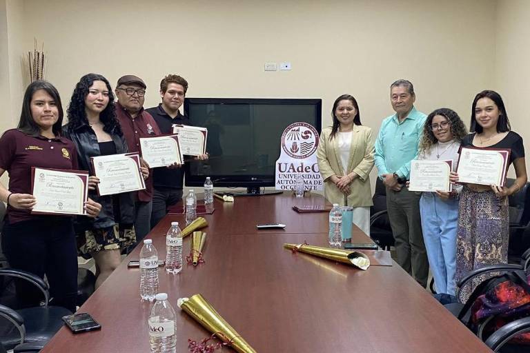 Reconocen a alumnos la UAdeO