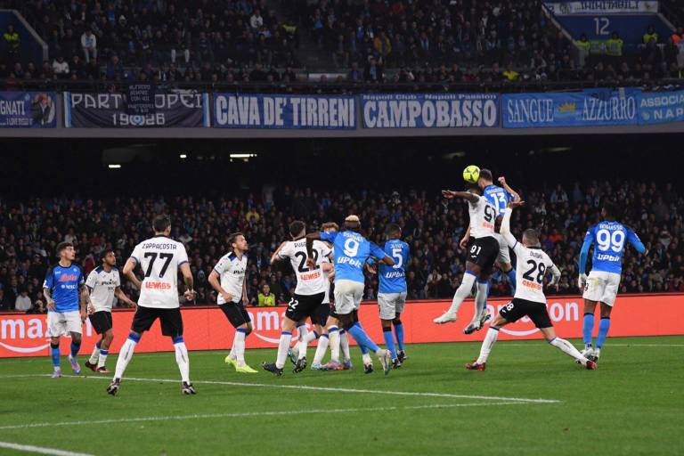 Napoli gana 2-0 a Atalanta y amplía ventaja en la cima