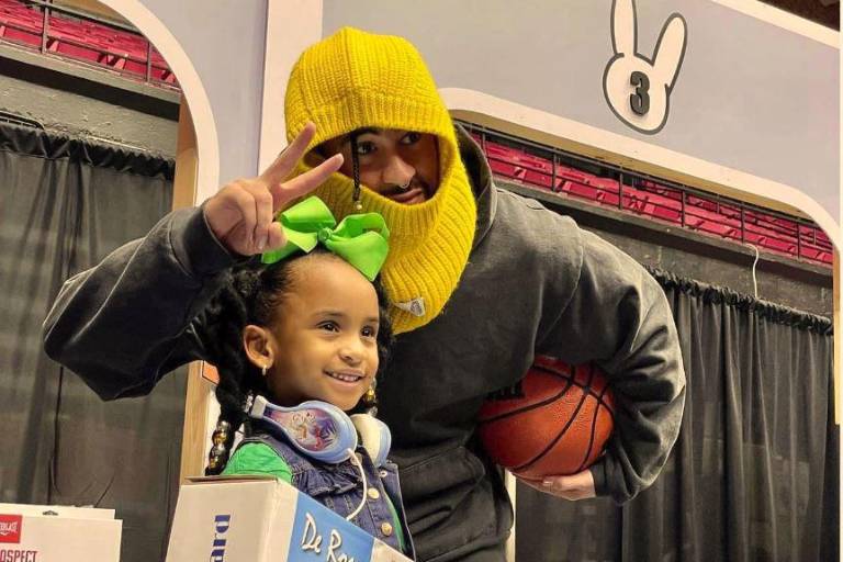 Bad Bunny lleva alegría a más de 25 mil niños en Puerto Rico