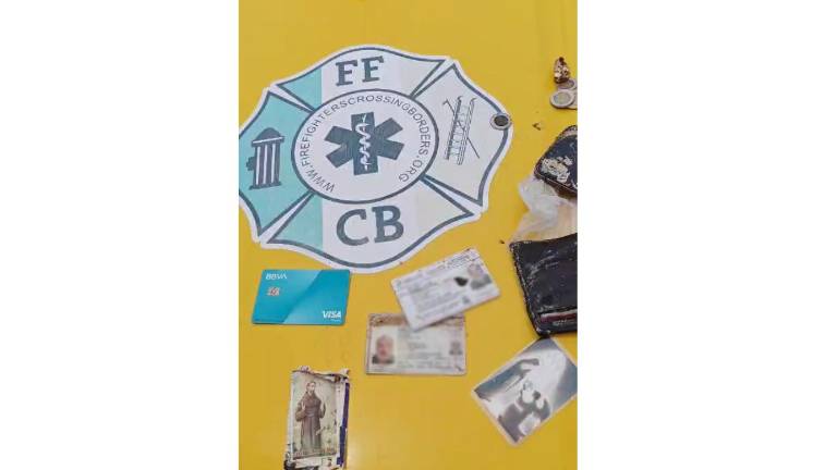 Entre los objetos recuperados por Bomberos se encuentran identificaciones oficiales, un anillo de oro, un teléfono celular dañado e imágenes religiosas.