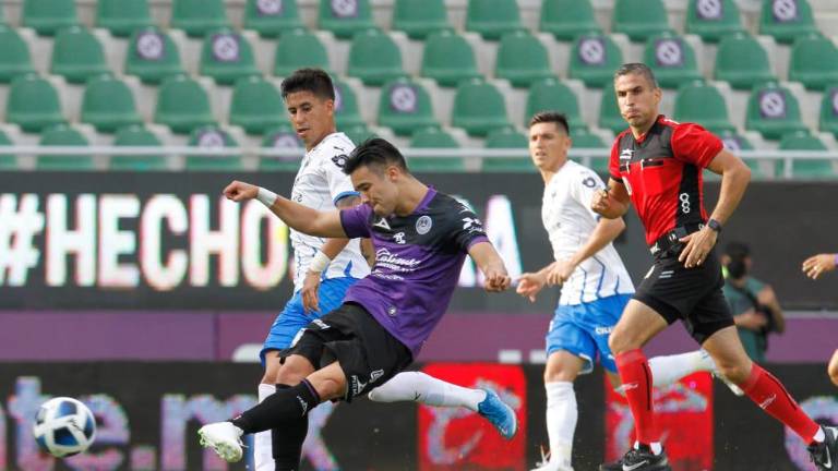 Nicolás Díaz intenta armar una jugada para Mazatlán FC.