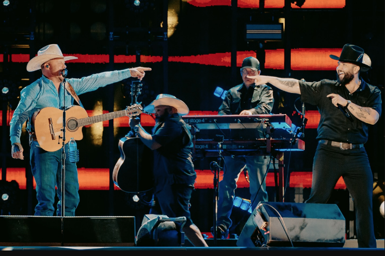 Carín León hace historia, se presenta en el CMA Fest de Nashville