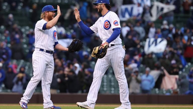 Craig Kimbrel celebra con Kris Bryant un nuevo triunfo de los Cachorros.